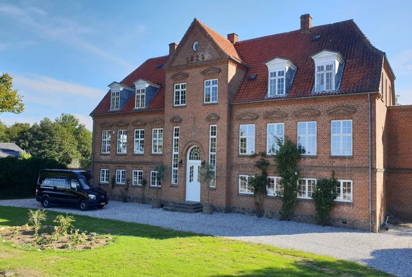 Huset fra 1925 med firmabil-FOTO